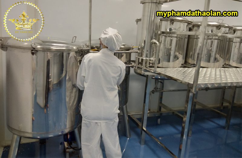 Hình ảnh sản xuất, gia công mỹ phẩm thực tế tại nhà máy của DẠ THẢO LAN