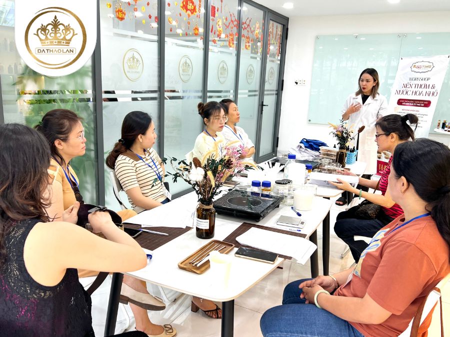 [RECAP] Workshop làm nến thơm và nước hoa khô Dạ Thảo Lan 3-8